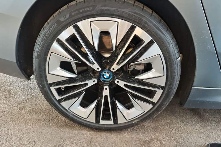 Used BMW i5 2025 xDrive 50L Luxury Package Right Rear Wheel Hub