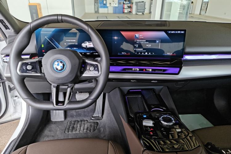 Used BMW i5 2025 eDrive 35L M Sport Package Center Console