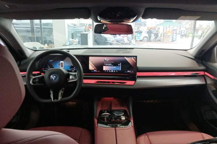 Used BMW i5 2025 eDrive 35L M Sport Package Center Console