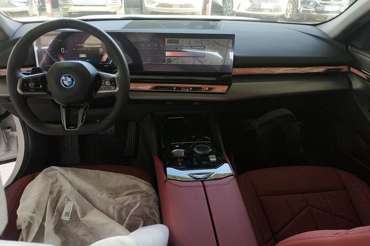 Used BMW i5 2025 eDrive 35L Luxury Package Center Console