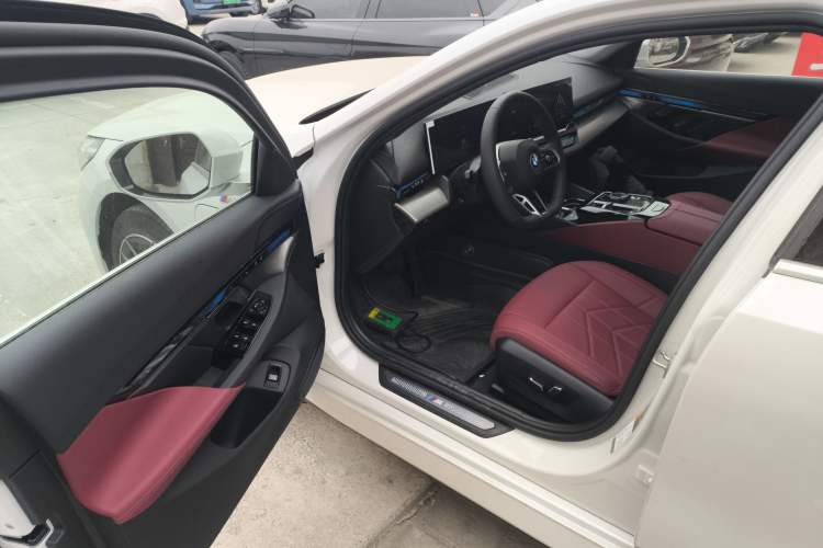 Used BMW i5 2025 eDrive 35L M Sport Package Driver Seat