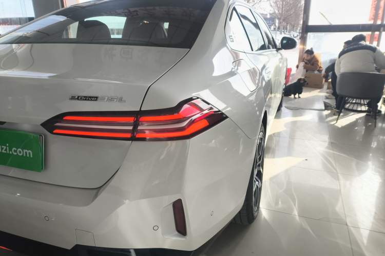 Used BMW i5 2025 eDrive 35L M Sport Package Exterior 6