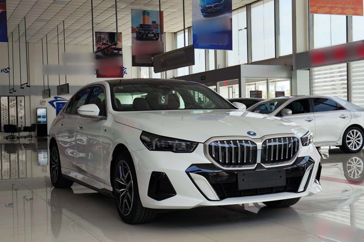 Used BMW i5 2025 eDrive 35L M Sport Package Front Right 45 Deg