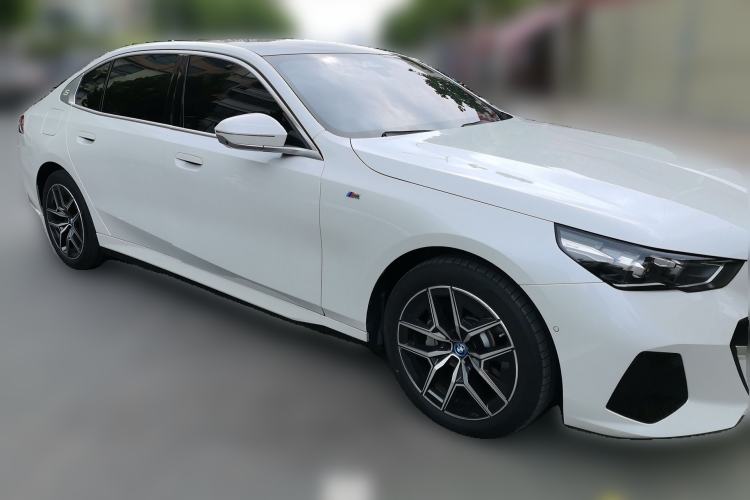 Used BMW i5 2025 eDrive 40L M Sport Package Front Right 45 Deg