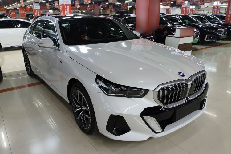 Used BMW i5 2025 eDrive 40L M Sport Package Front Right 45 Deg