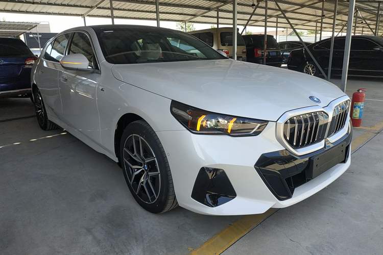 Used BMW i5 2025 eDrive 35L Luxury Package Front Right 45 Deg