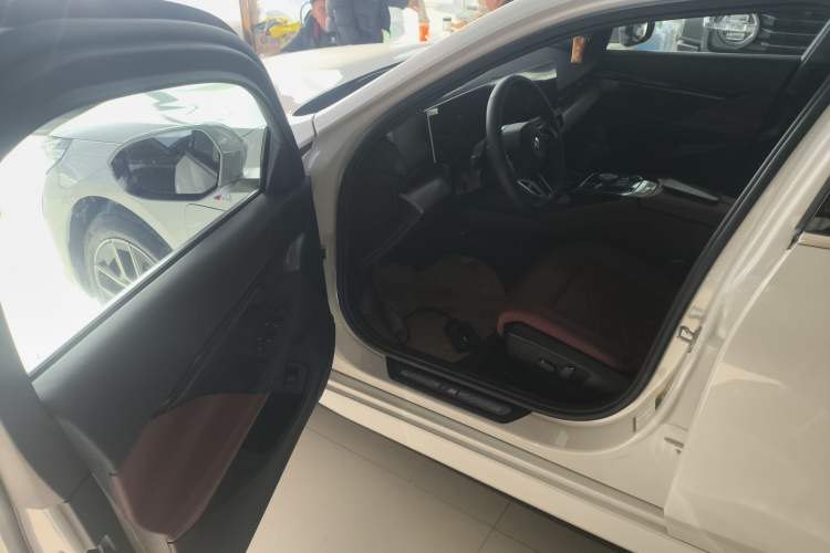 Used BMW i5 2025 eDrive 35L M Sport Package Interior 3