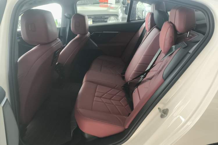 Used BMW i5 2025 eDrive 35L M Sport Package Interior 4