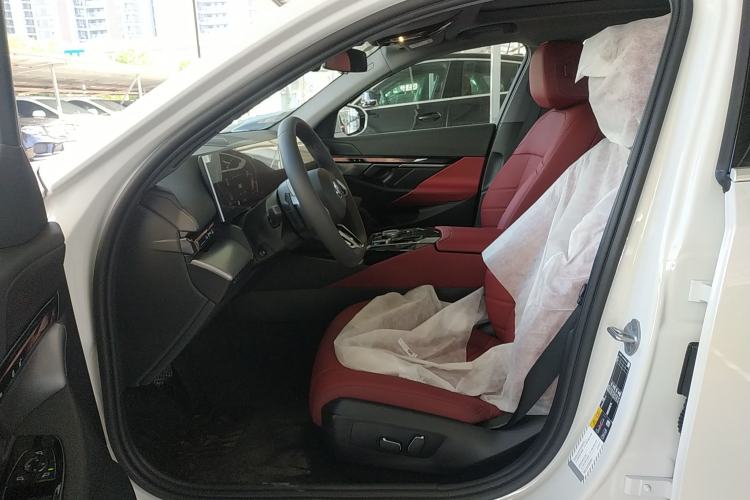 Used BMW i5 2025 eDrive 35L Luxury Package Left Front Seat