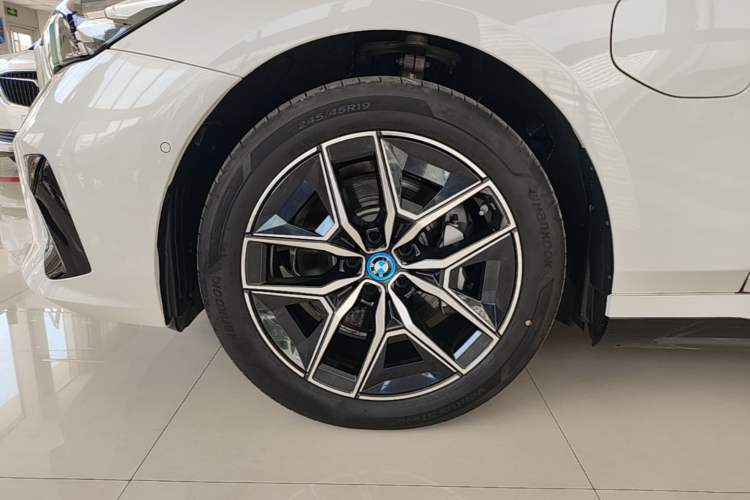Used BMW i5 2025 eDrive 35L M Sport Package Left Front Wheel Hub