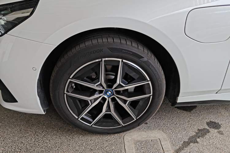 Used BMW i5 2025 eDrive 35L M Sport Package Left Front Wheel Hub
