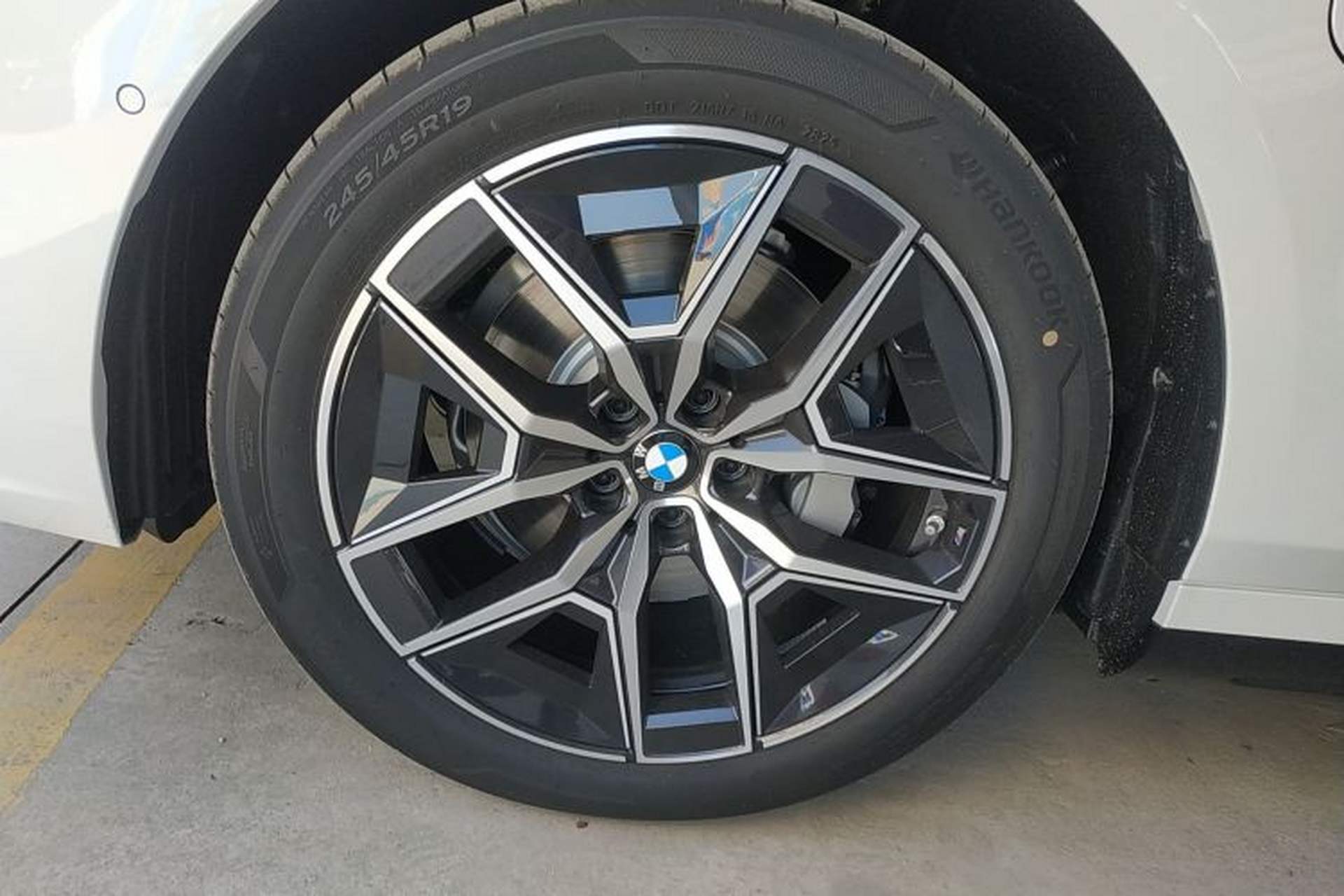 Used BMW i5 2025 eDrive 35L M Sport Package Left Front Wheel Hub