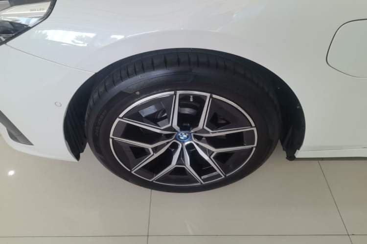 Used BMW i5 2025 eDrive 40L M Sport Package Left Front Wheel Hub