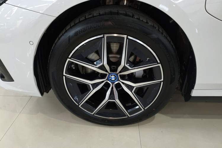 Used BMW i5 2025 eDrive 40L M Sport Package Left Front Wheel Hub