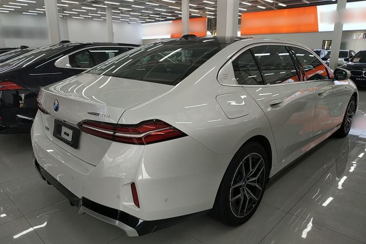 Used BMW i5 2025 eDrive 40L M Sport Package Rear Right 45 Deg