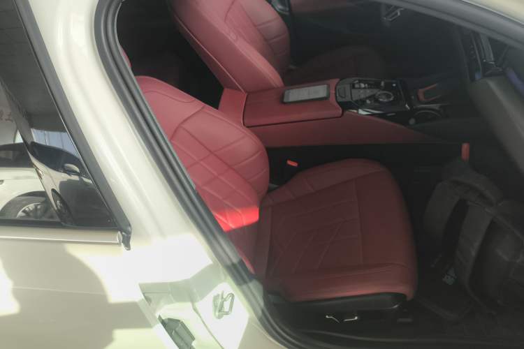 Used BMW i5 2025 eDrive 35L M Sport Package Right Front Seat