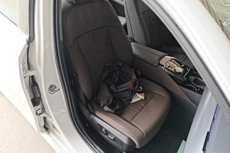 Used BMW i5 2025 eDrive 35L M Sport Package Right Front Seat