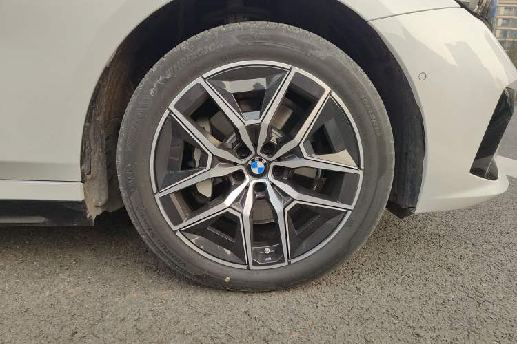 Used BMW i5 2025 eDrive 35L M Sport Package Right Front Wheel Hub