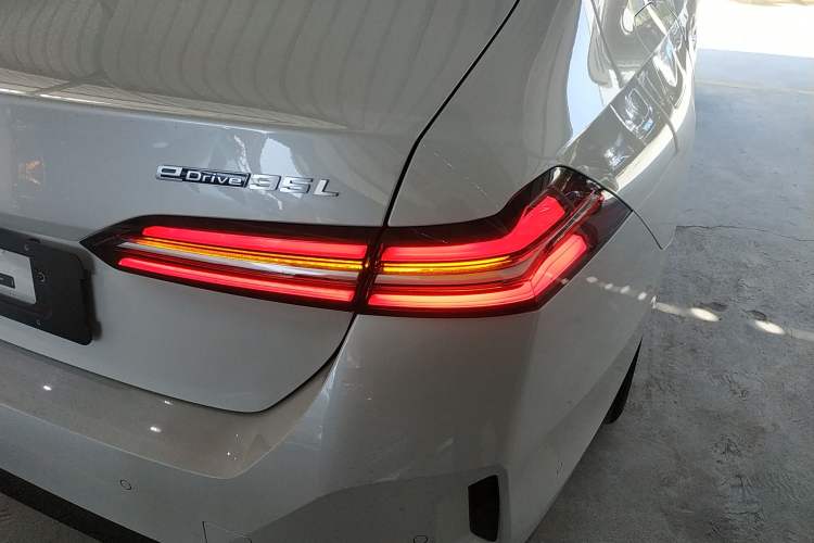Used BMW i5 2025 eDrive 35L Luxury Package Right Rear Taillight
