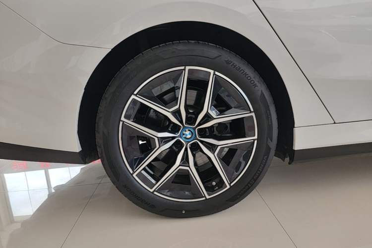 Used BMW i5 2025 eDrive 35L M Sport Package Right Rear Wheel Hub