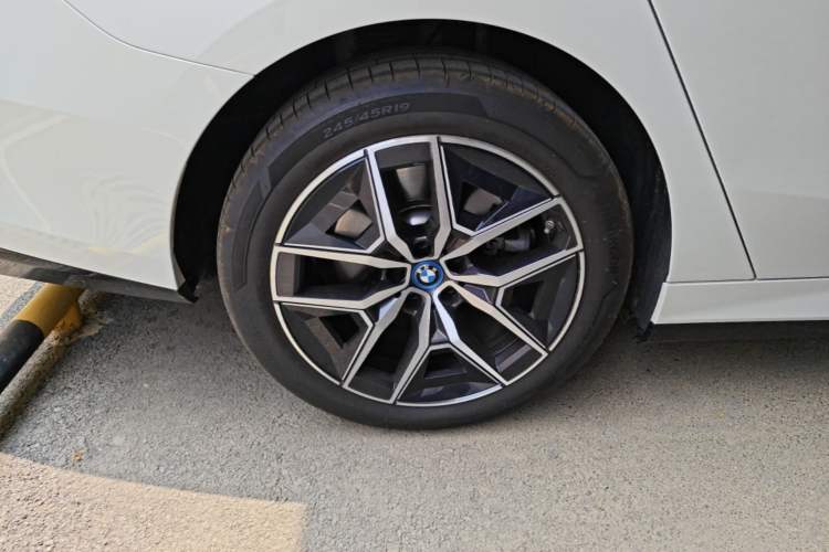 Used BMW i5 2025 eDrive 35L M Sport Package Right Rear Wheel Hub