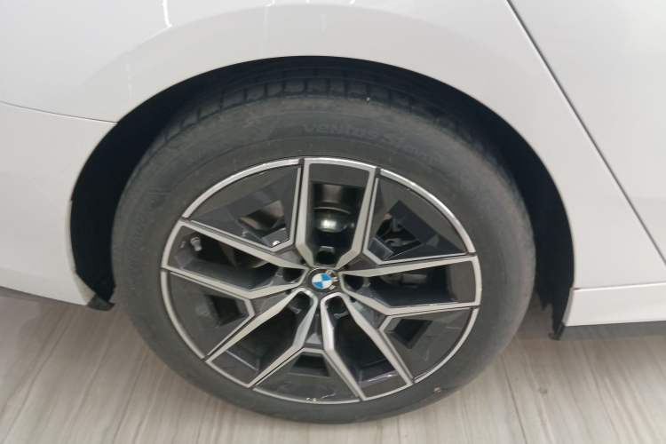 Used BMW i5 2025 eDrive 35L M Sport Package Right Rear Wheel Hub