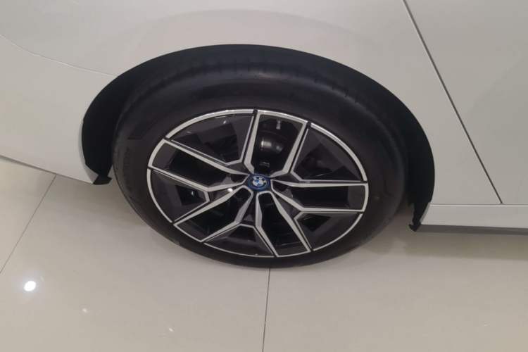 Used BMW i5 2025 eDrive 40L M Sport Package Right Rear Wheel Hub