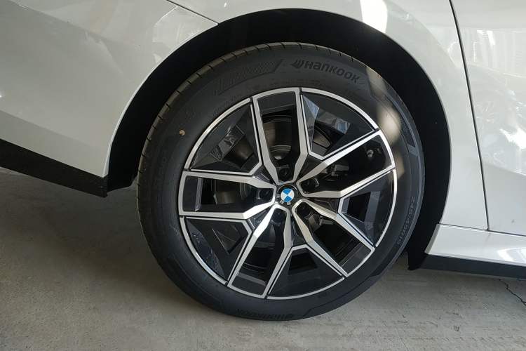 Used BMW i5 2025 eDrive 35L Luxury Package Right Rear Wheel Hub