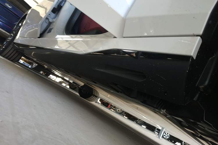 Used BMW i5 2025 eDrive 35L Luxury Package Right Side Sill