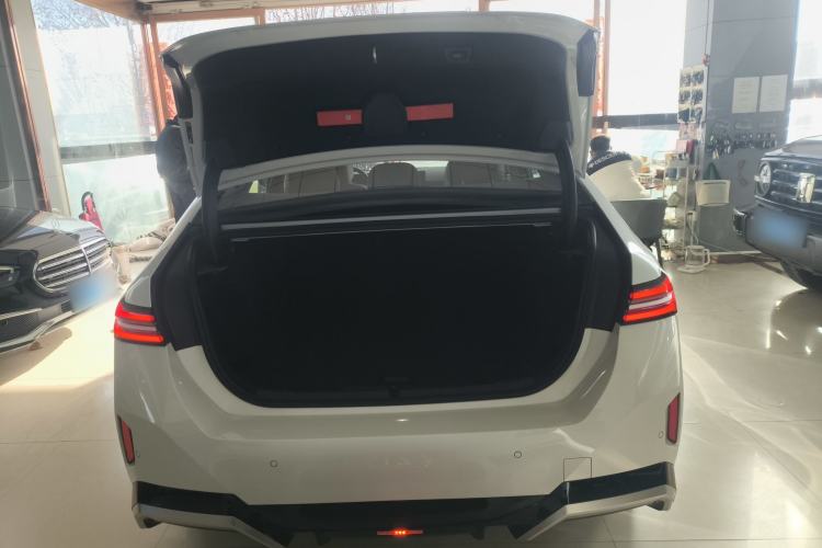 Used BMW i5 2025 eDrive 35L M Sport Package Trunk