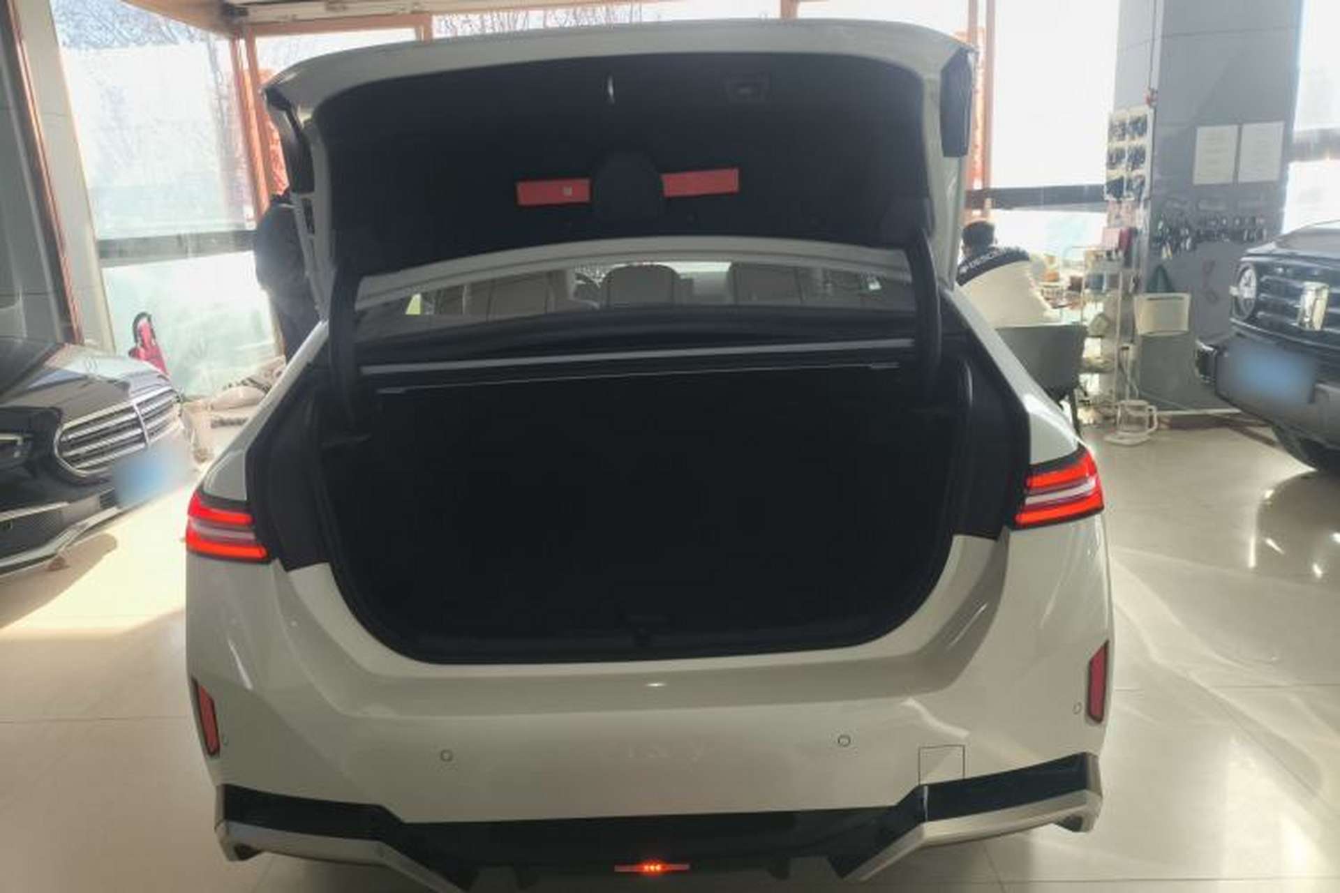 Used BMW i5 2025 eDrive 35L M Sport Package Trunk