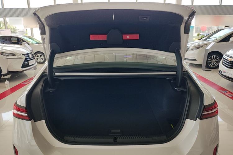 Used BMW i5 2025 eDrive 35L M Sport Package Trunk