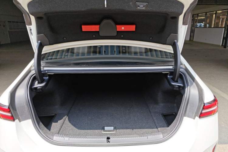 Used BMW i5 2025 eDrive 35L M Sport Package Trunk