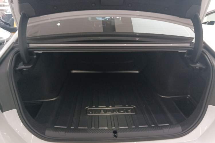 Used BMW i5 2025 eDrive 35L M Sport Package Trunk