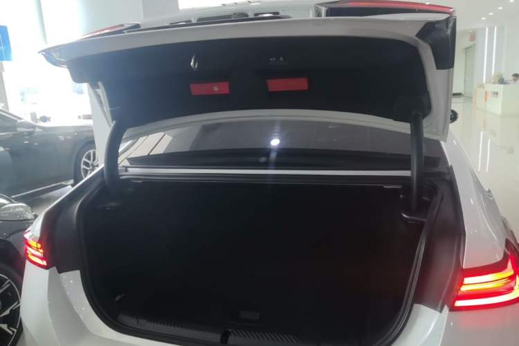 Used BMW i5 2025 eDrive 40L M Sport Package Trunk