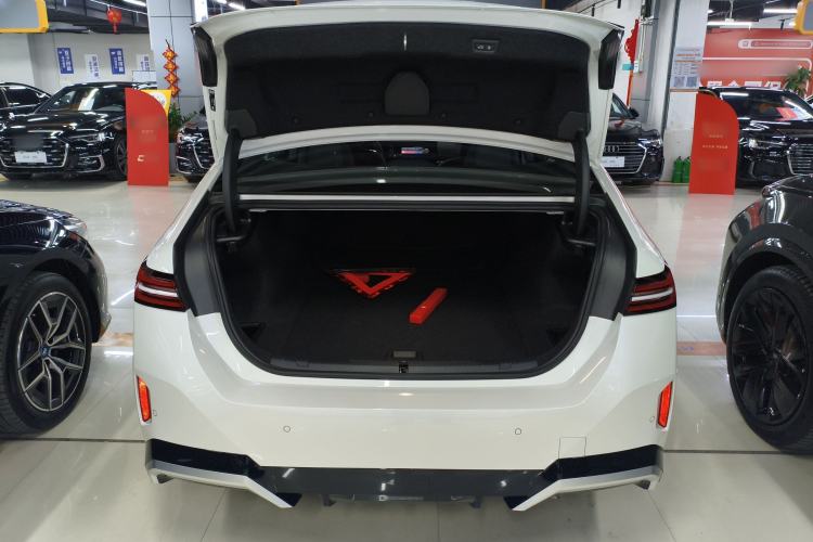 Used BMW i5 2025 eDrive 40L M Sport Package Trunk