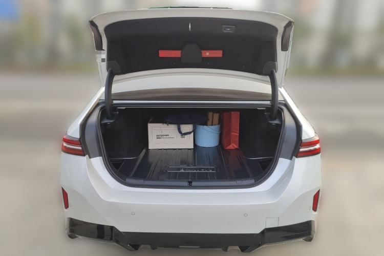 Used BMW i5 2025 eDrive 35L M Sport Package Trunk