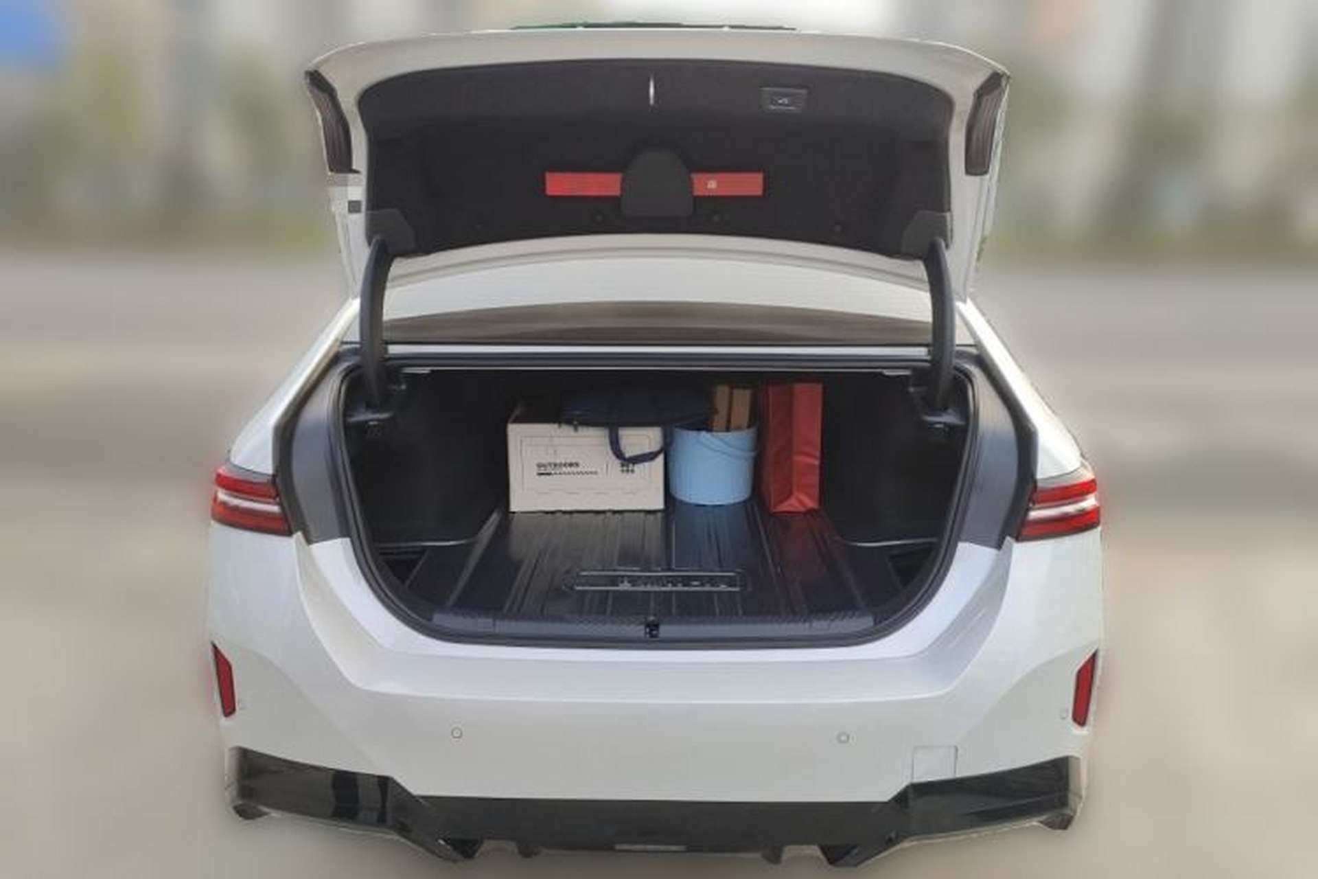 Used BMW i5 2025 eDrive 35L M Sport Package Trunk