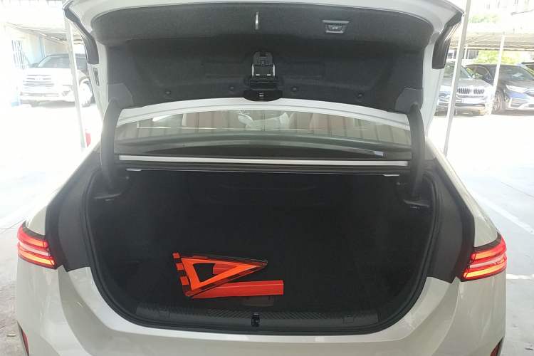 Used BMW i5 2025 eDrive 35L Luxury Package Trunk
