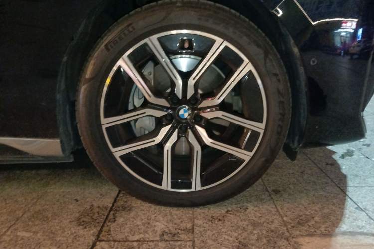 Used BMW i7 2023 eDrive50L Leading M Sport Package Right Front Wheel Hub
