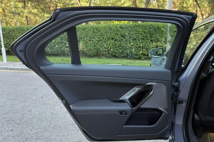 Used BMW i7 2023 eDrive50L Premium Luxury Package Interior 10