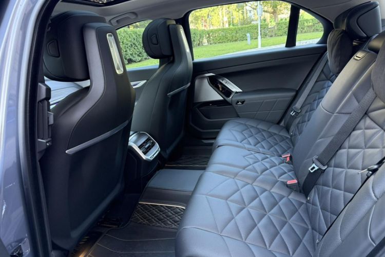 Used BMW i7 2023 eDrive50L Premium Luxury Package Interior 6
