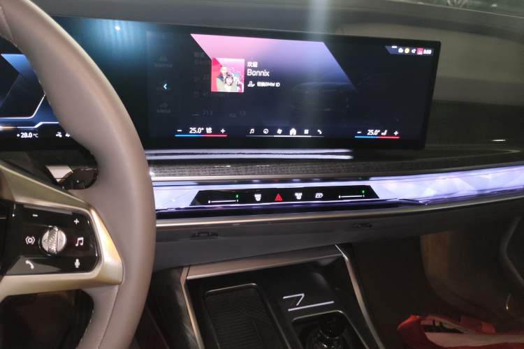 Used BMW i7 2023 xDrive60L Luxury Package Audio And AC Panel