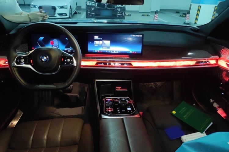 Used BMW i7 2023 xDrive60L Luxury Package Center Console