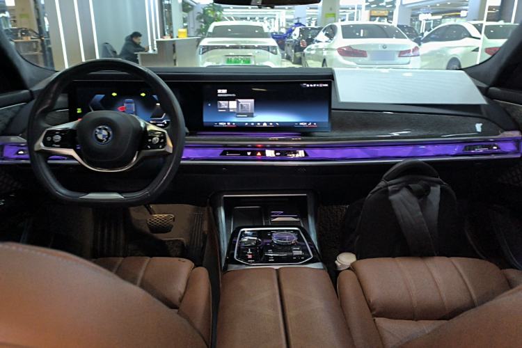 Used BMW i7 2023 xDrive60L Luxury Package Center Console