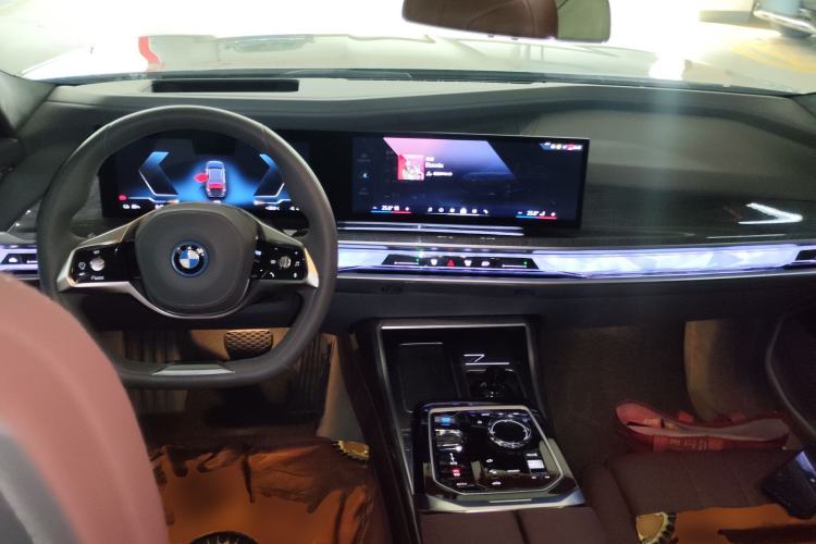 Used BMW i7 2023 xDrive60L Luxury Package Center Console