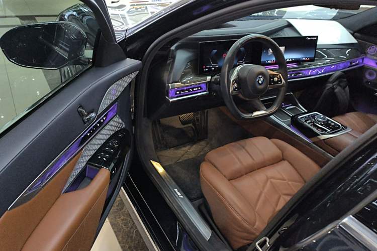 Used BMW i7 2023 xDrive60L Luxury Package Driver Seat