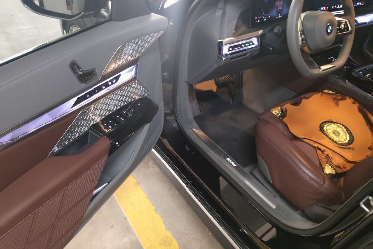 Used BMW i7 2023 xDrive60L Luxury Package Driver Seat