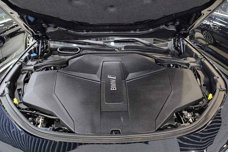 Used BMW i7 2023 xDrive60L Luxury Package Engine Bay
