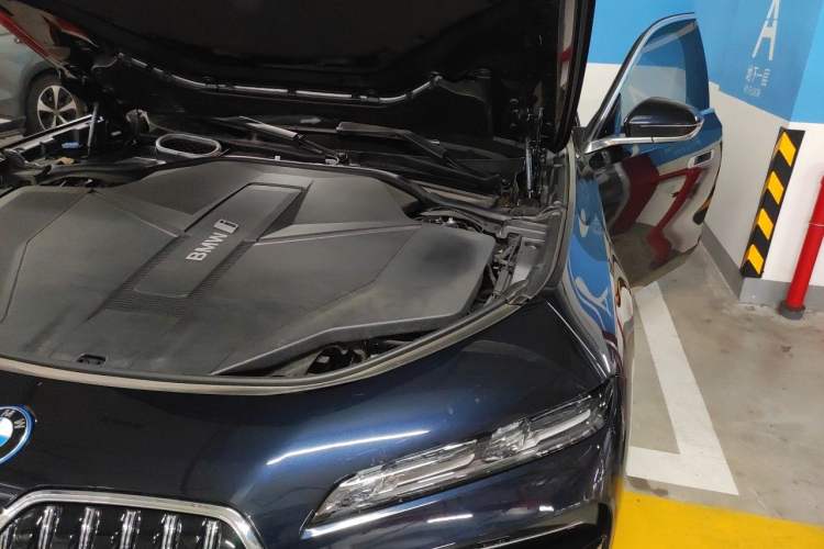 Used BMW i7 2023 xDrive60L Luxury Package Engine Bay Left